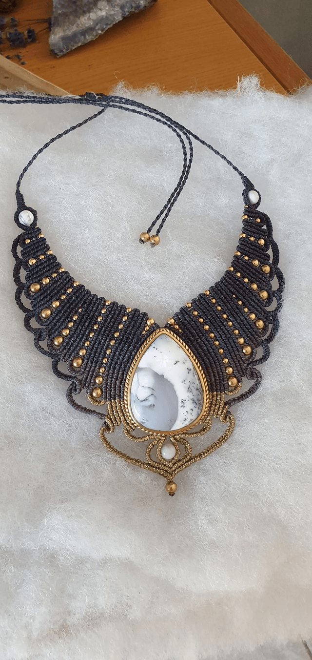 Magnifique collier plastron avec une agate dendrite 