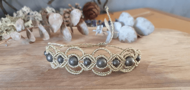 Bracelet doré avec perles en pyrite 