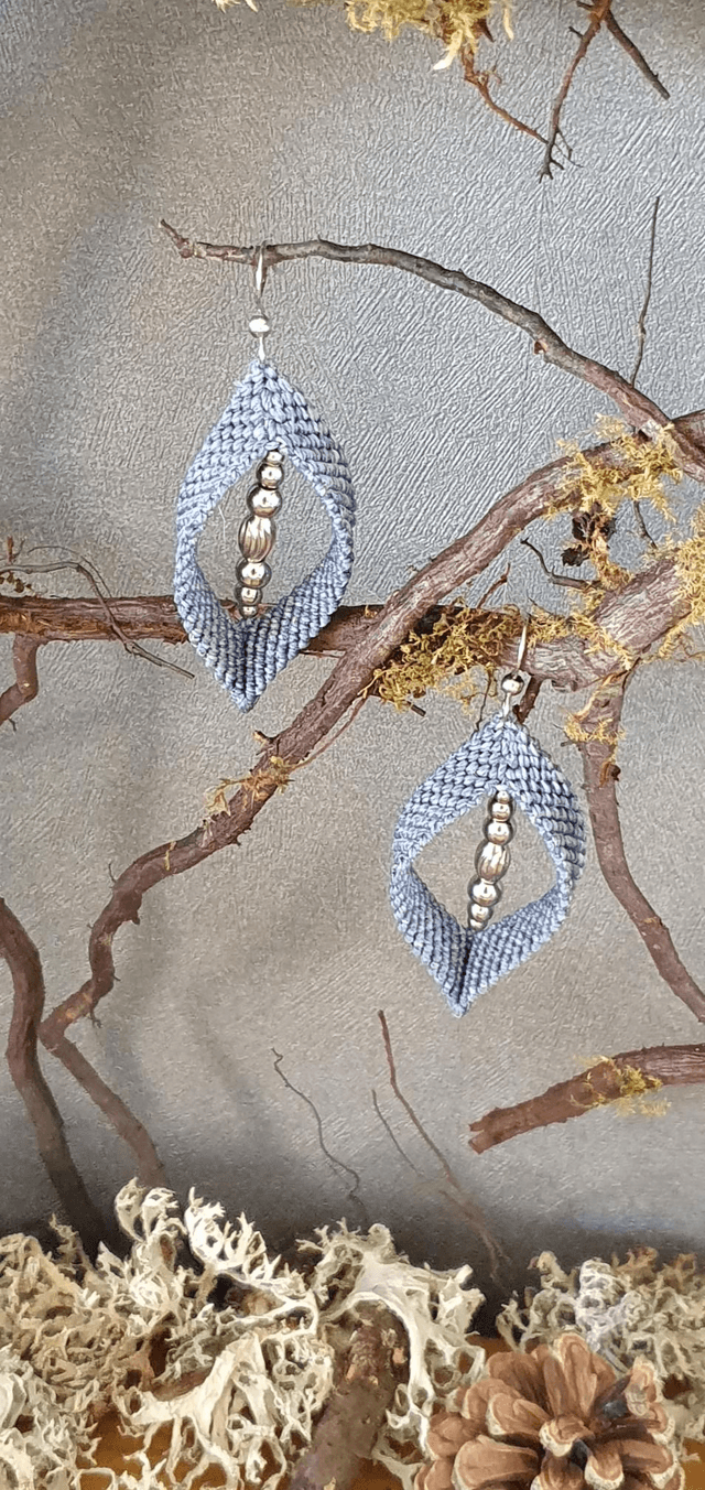 Boucles d'oreilles bleu tendre en micro macramé 