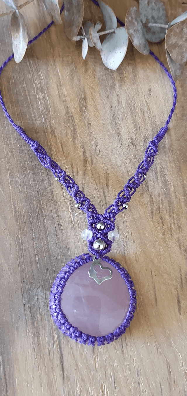 Collier quartz rose micro macramé 