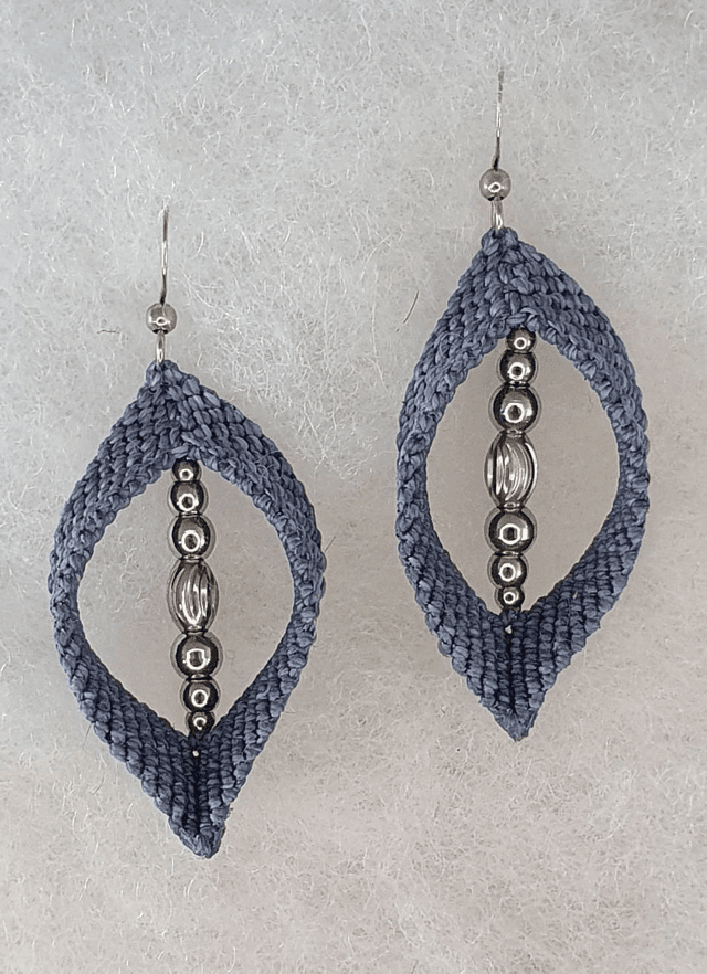 Boucles d&#039;oreilles bleu tendre en micro macramé 
