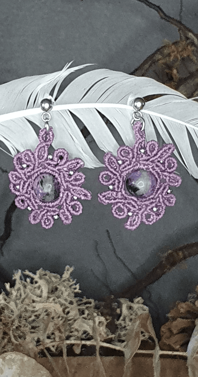 Boucles d&#039;oreilles fleurs mauve 