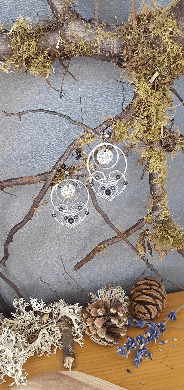 Boucles d&#039;oreilles cœurs  en micro macramé 
