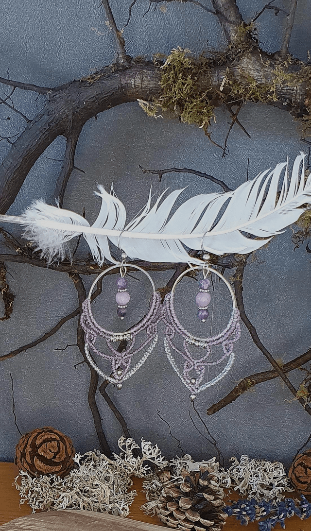 Jolie boucles d&#039;oreilles mauve cendré et argenté