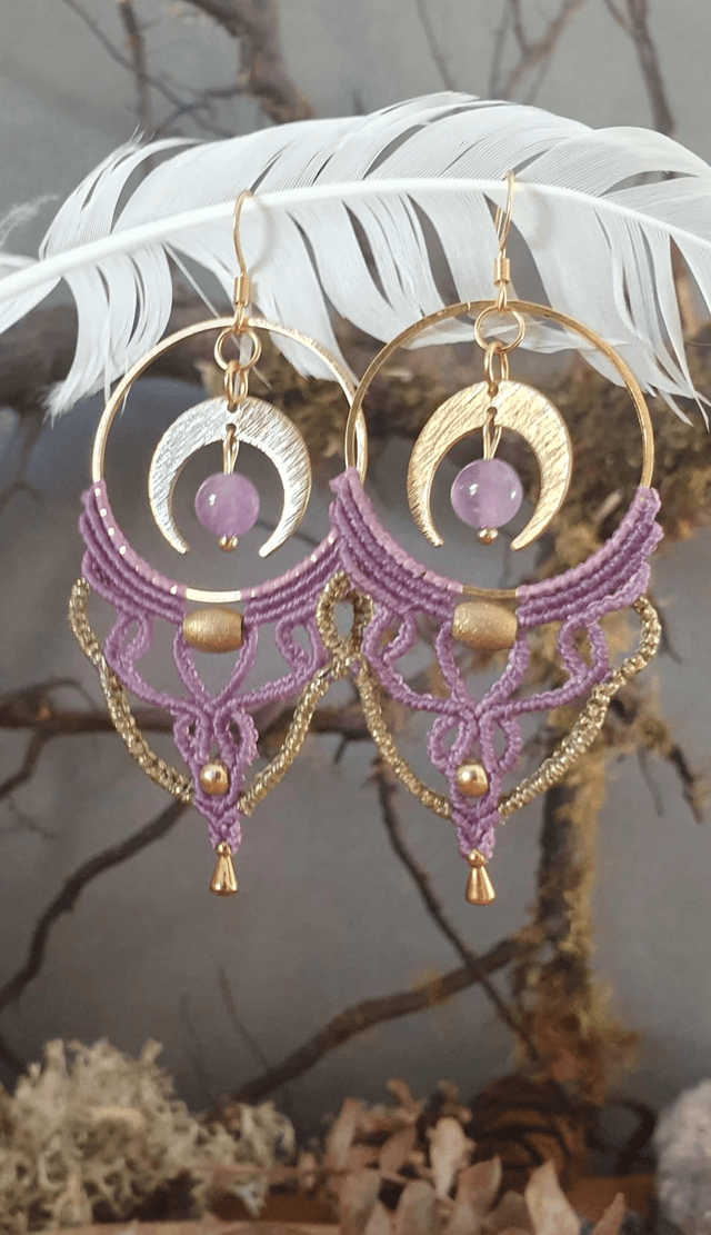 Boucles d&#039;oreilles en micro macramé mauve et doré 