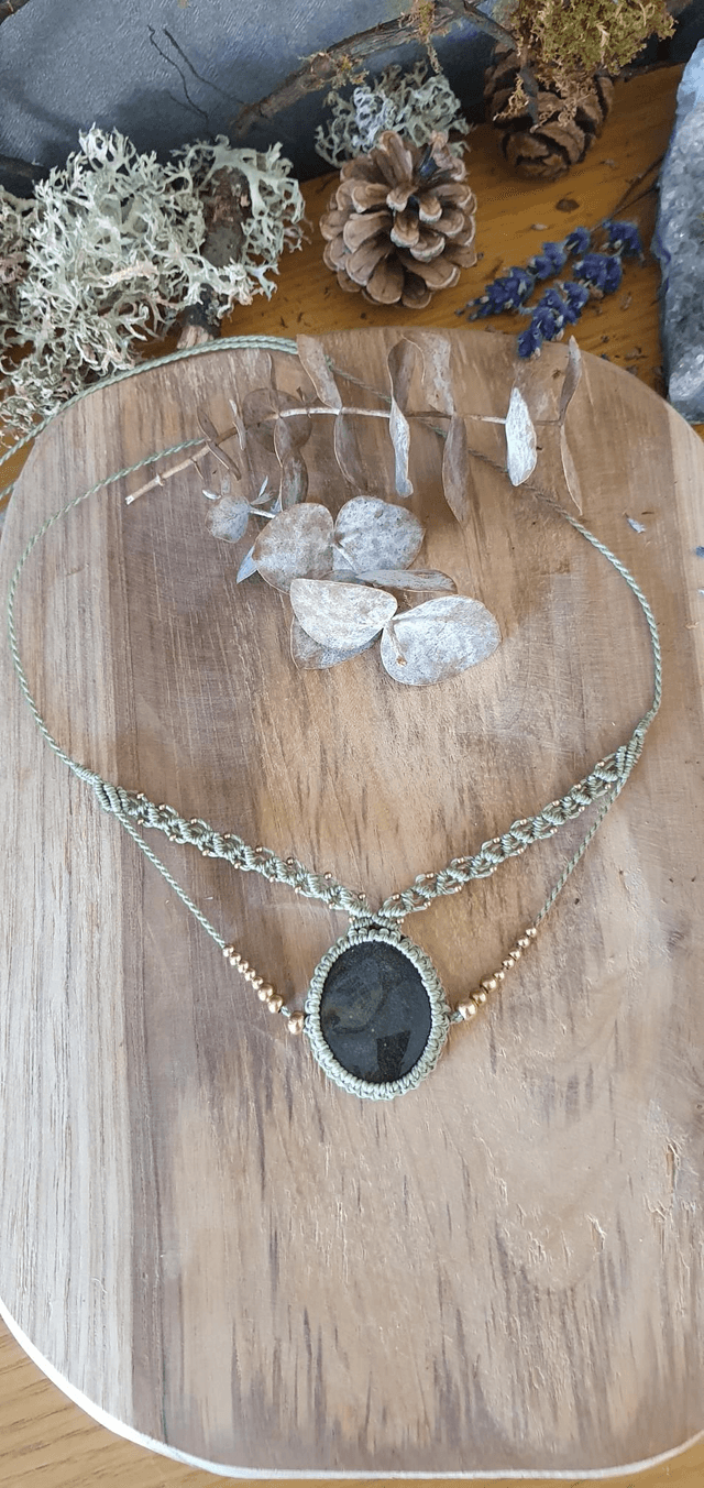 Obsidienne dorée, collier vert olive en micro macramé 