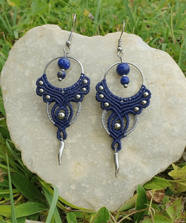 Boucles d&#039;oreilles micro macramé,  bleu marine et argent, perles en lapis-lazuli.