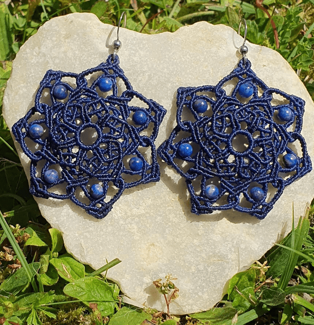 Boucles d&#039;oreilles Mandala bleu, perles en lapis-lazuli. 