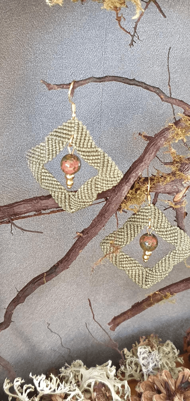 Boucles d&#039;oreilles vert olive micro macramé 
