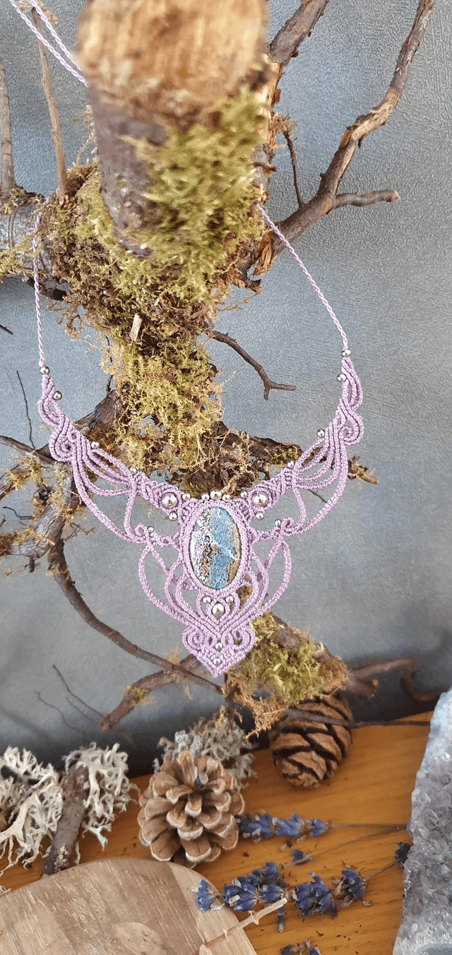 Magnifique collier &quot;Féerie&quot; en micro macramé mauve 
