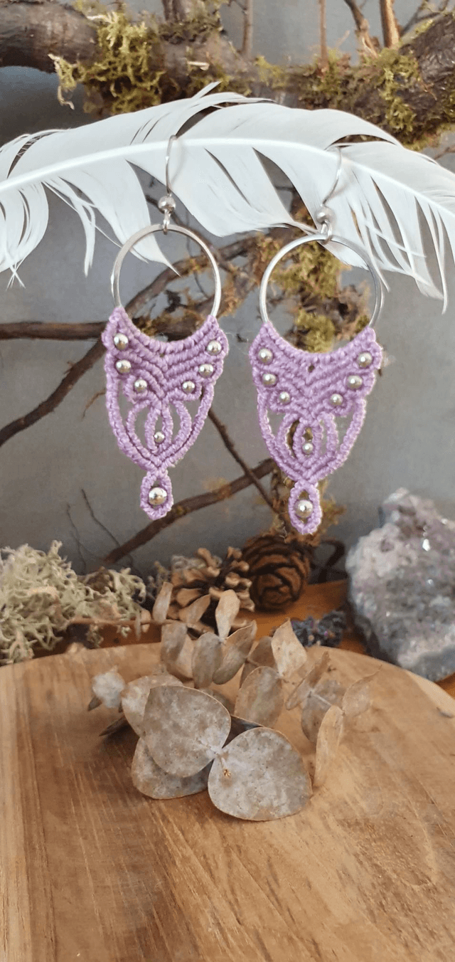 Boucles d&#039;oreilles micro macramé mauve 